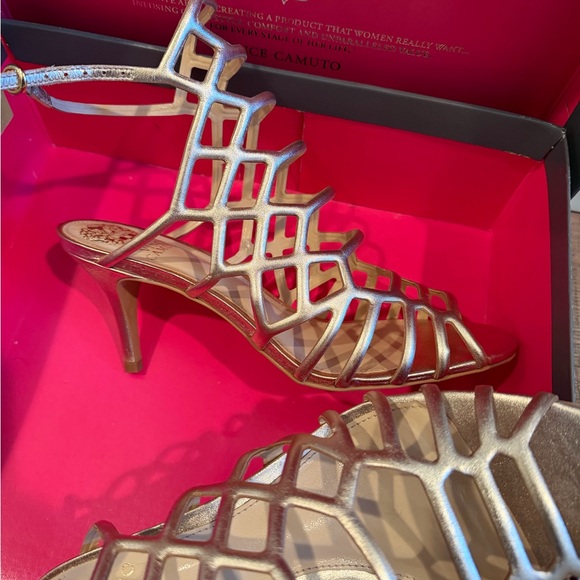 Vince Camuto Egyptian Gold Metallic Nappa
Size 8.5M
Style VC-Paxton - Picture 7 of 10